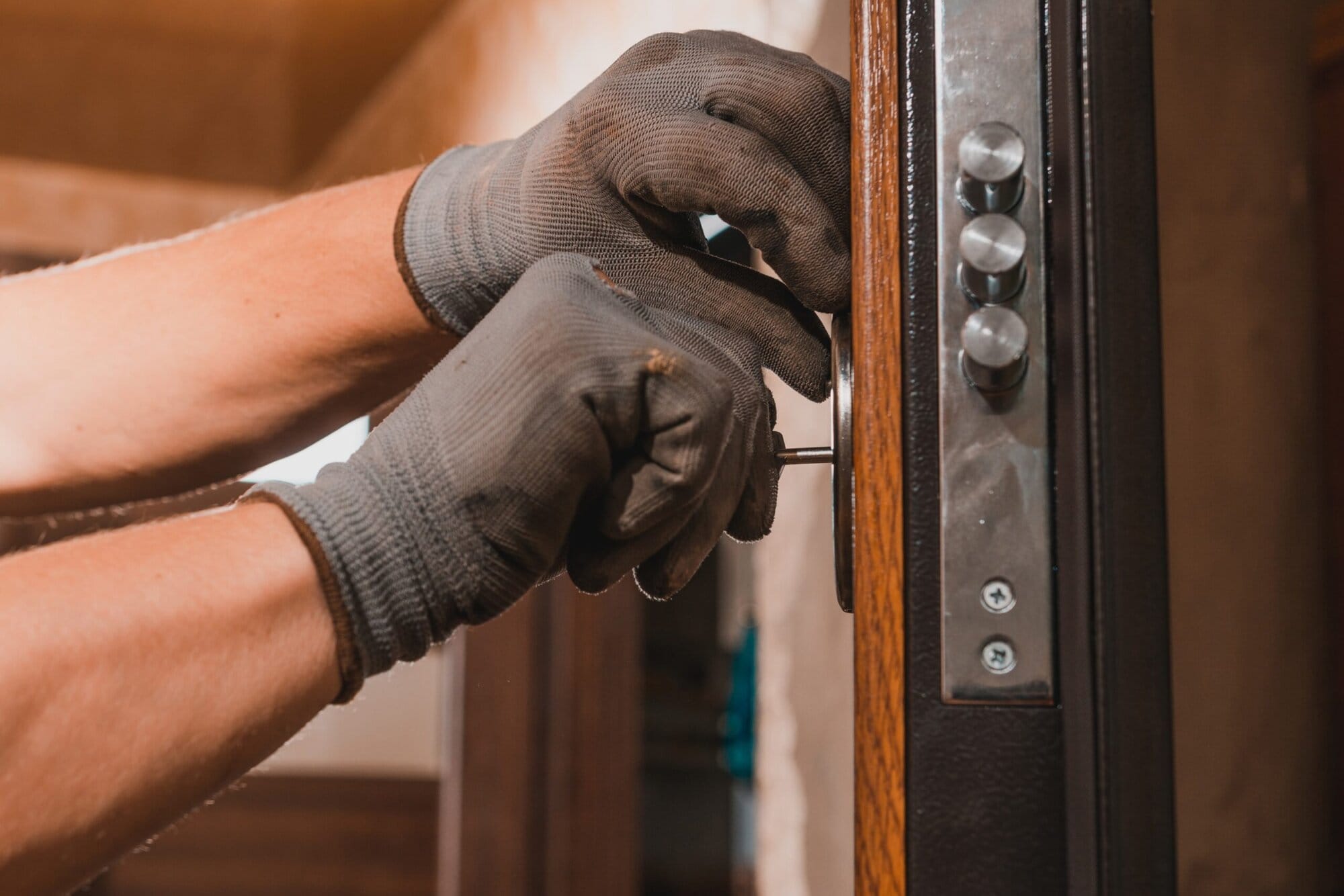 Best Locksmith Services | 24/7 Emergency Locksmiths | Essex 24/7 Locksmiths A locksmith providing services to a customer.
